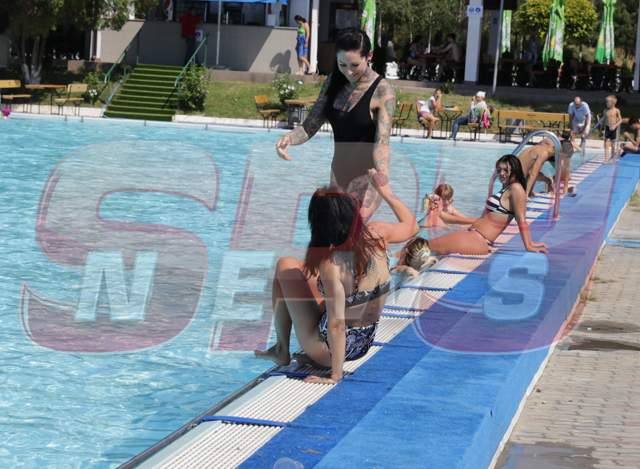 Două bunăciuni, tatuate din cap până-n picioare, și-au făcut de cap, pe marginea piscinei! Fotografii FIERBINȚI