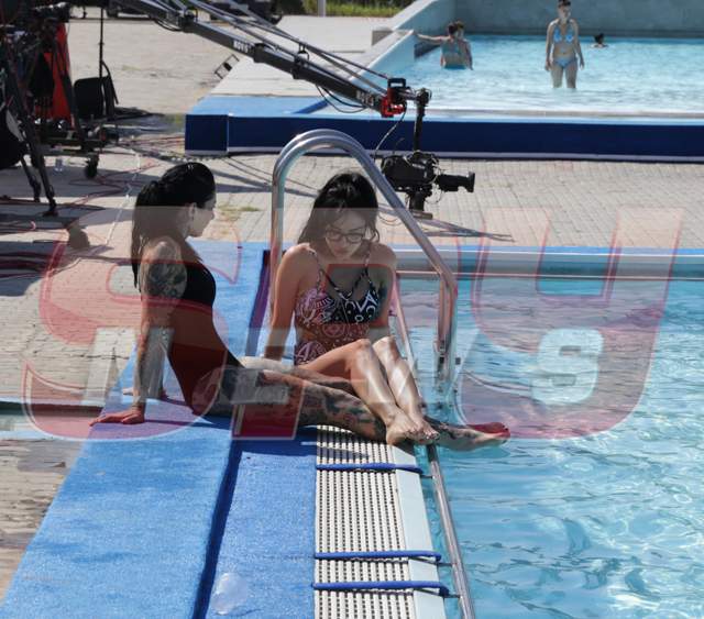 Două bunăciuni, tatuate din cap până-n picioare, și-au făcut de cap, pe marginea piscinei! Fotografii FIERBINȚI