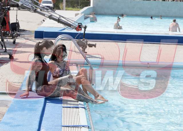 Două bunăciuni, tatuate din cap până-n picioare, și-au făcut de cap, pe marginea piscinei! Fotografii FIERBINȚI