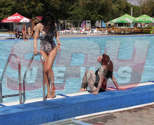 Două bunăciuni, tatuate din cap până-n picioare, și-au făcut de cap, pe marginea piscinei! Fotografii FIERBINȚI
