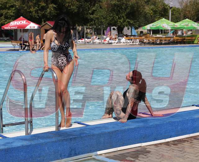 Două bunăciuni, tatuate din cap până-n picioare, și-au făcut de cap, pe marginea piscinei! Fotografii FIERBINȚI