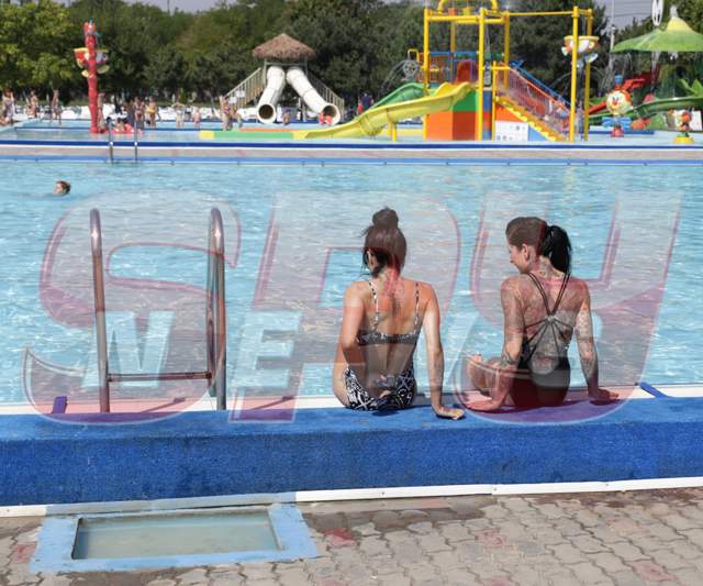 Două bunăciuni, tatuate din cap până-n picioare, și-au făcut de cap, pe marginea piscinei! Fotografii FIERBINȚI