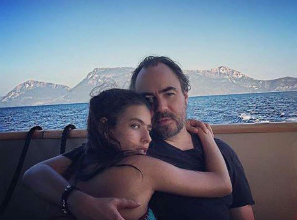 FOTO / S-a lăudat cu noua coafură, însă lumea nu a putut să-și ia ochii de la ce avea în costumul de baie soția lui Bobby Păunescu