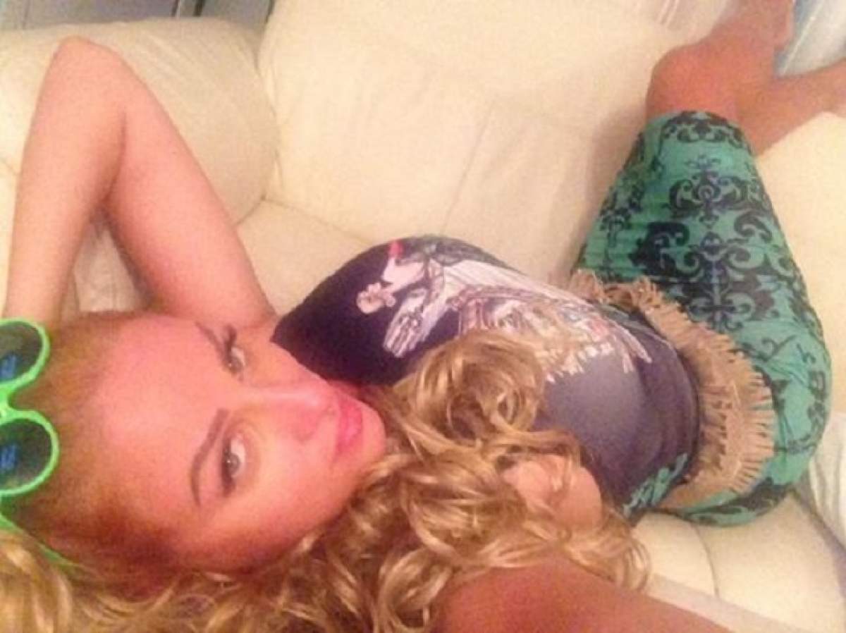 FOTO /  Mamă-mamă, ce blondină! Sânziana Buruiană, fotografii HOT înainte de a pleca în vacanță