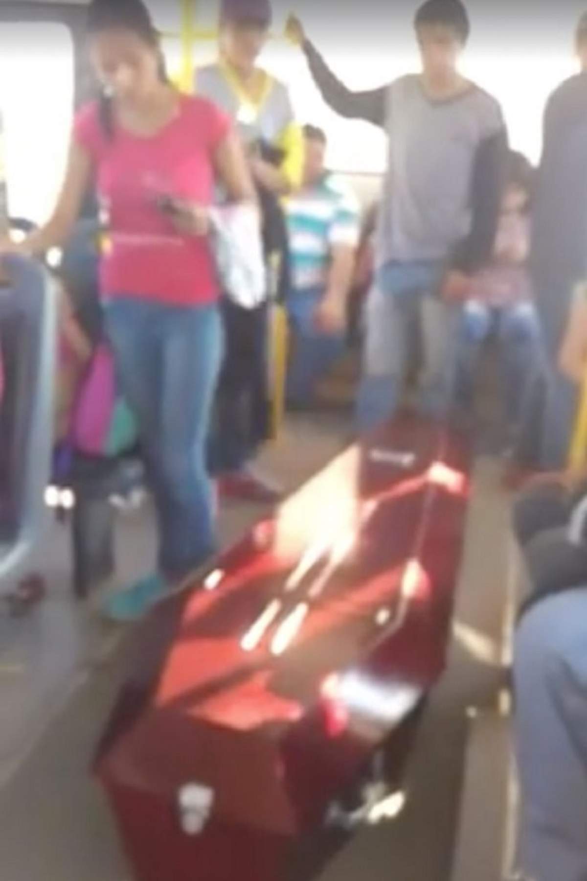 VIDEO / Mergeau cu autobuzul şi s-au trezit cu SICRIUL lângă ei! Întâmplarea bizară prin care a trecut o familie ÎNDURERATĂ