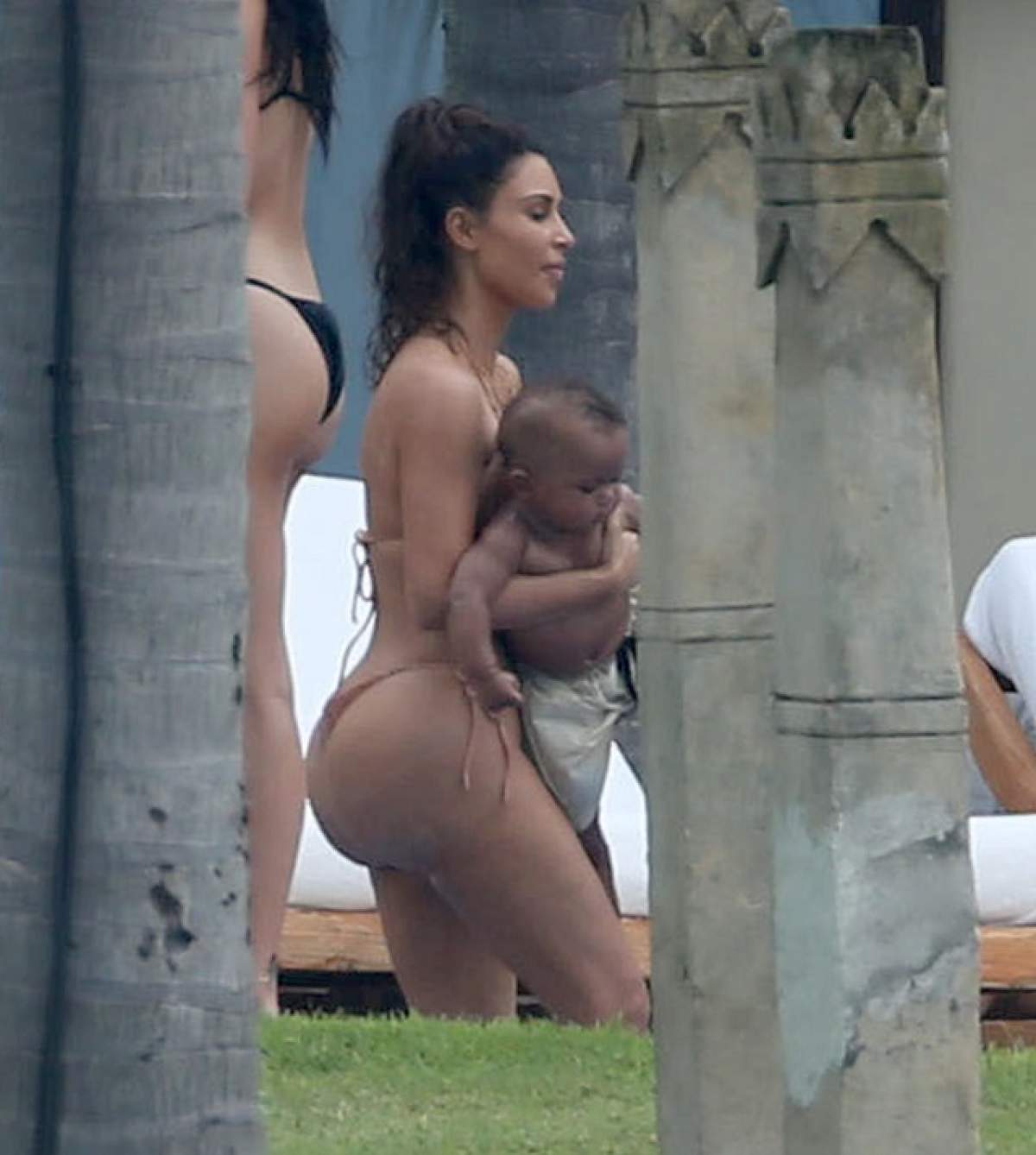 FOTO / Deformat şi plin de celulită! Adevărul despre fundul celebrei Kim Kardashian!