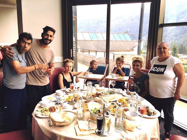 FOTO / Pe Connect-R îl știe toată lumea, dar iată cum arată întreaga lui familie! Imagine de colecție, în premieră