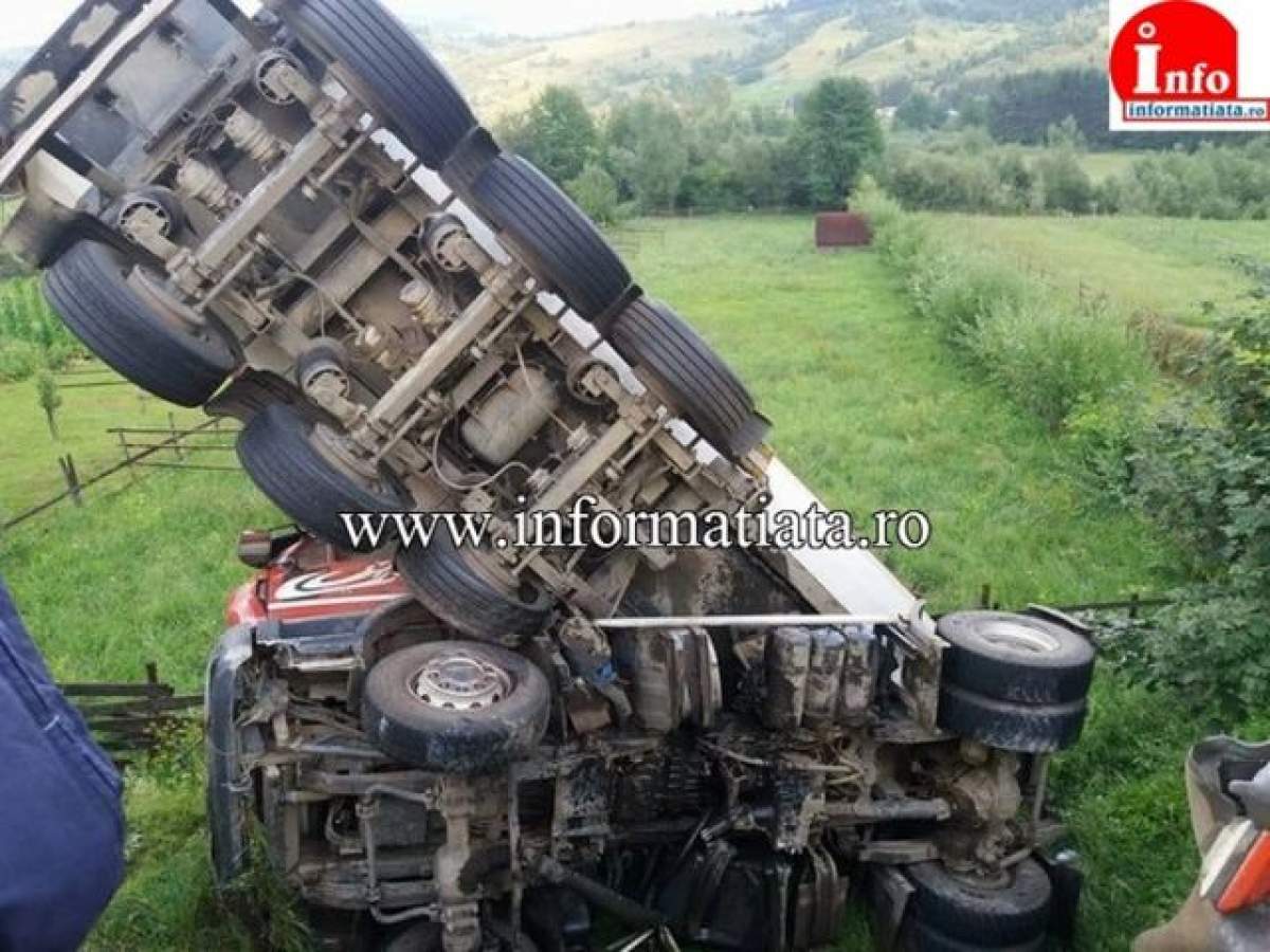 Accident ca în filme! Un tir s-a răsturnat la Vama de la aproape patru metri înălțime