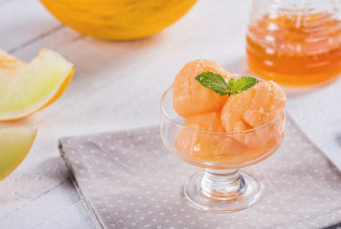 REȚETA ZILEI – MARȚI / Sorbet de pepene galben, un desert delicios, ce se prepară în 15 minute