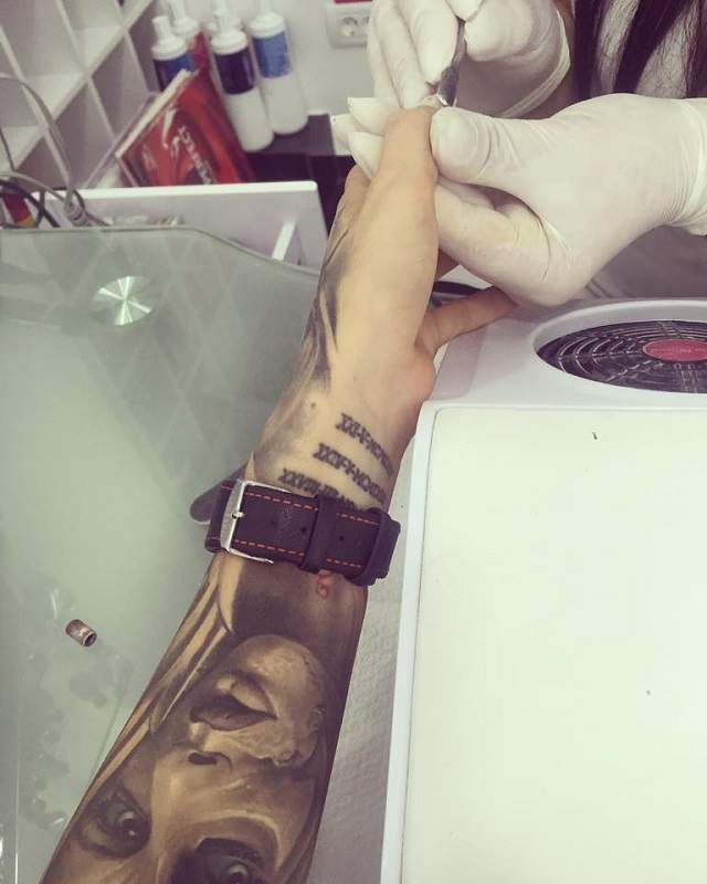 FOTO / Roxana Vancea, un nou tatuaj! Vai, ce şi-a pictat pe mână!