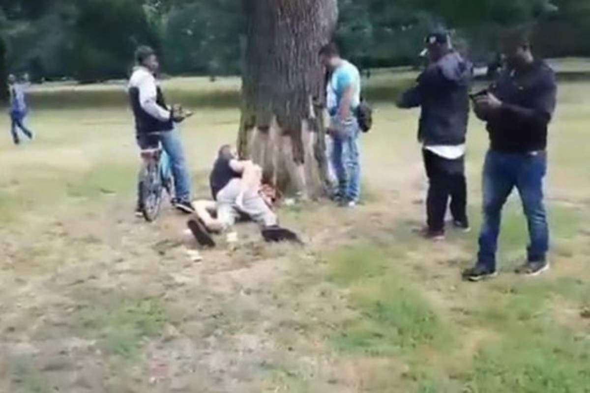 VIDEO / N-au mai rezistat tentației și au făcut sex în parc, în mijlocul zilei! Ce s-a întâmplat când cei doi tineri au fost încercuiți de ȘAPTE persoane