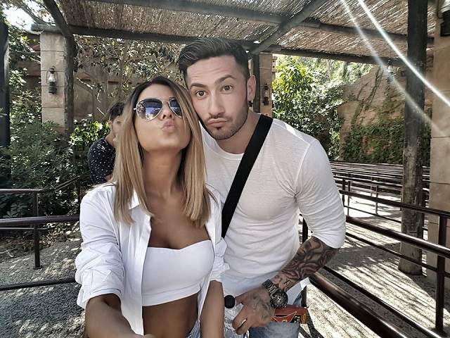 Ana Mocanu și iubitul au fugit din țară, dar nu singuri! O brunetă cu sânii cât BIDOANELE i-a însoțit. Imagini fierbinți cu amorezii