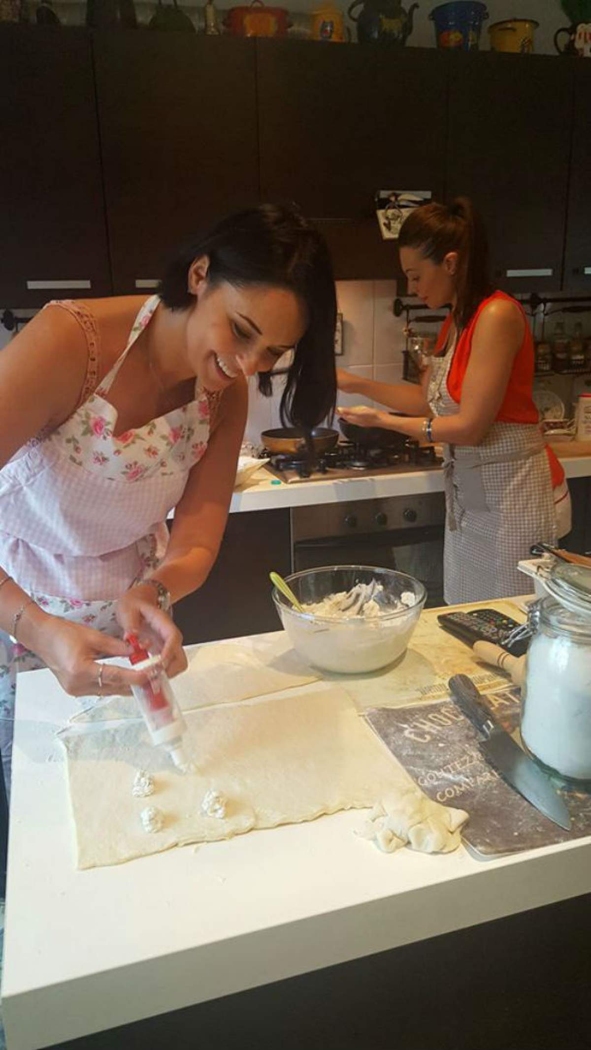 FOTO / A luat lecții de gătit, azi și-a pus șorțul și a bucătărit! O recunoști pe cea care a ajutat-o pe Andreea Marin?
