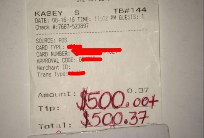 Surpriză colosală pentru un chelner! A primit 500 de dolari bacșiș, la o notă de plată de doar.. 0,37 dolari! Motivul te va surprinde total
