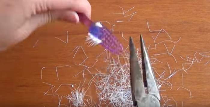 VIDEO / Habar n-ai la ce poți folosi o periuță de dinți! Ce se întâmplă dacă smulgi cu un clește perii și o bagi în apă fiartă