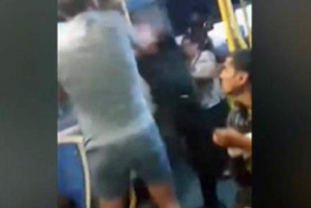 VIDEO / Campion de lupte, bătaie cu un pasager dintr-un mijloc de transport! Scene șocante, sub ochii unor copii