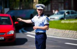 Așa ceva, numai în filme mai vezi! Polițistul Godină a surprins prin Brașov cea mai tare mașină! Incredibil ce a făcut șoferul cu oglinzile