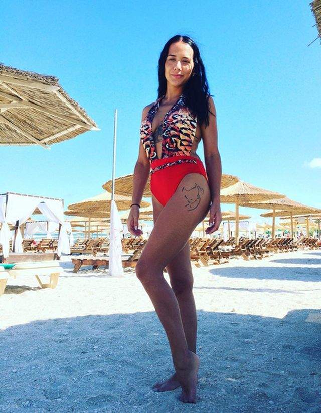 FOTO / Cu toţii o ştiu şi o admiră pe Elena Gheroghe, dar uite ce cumnată super-sexy are! Bruneta a atras privirile tuturor în costum de baie