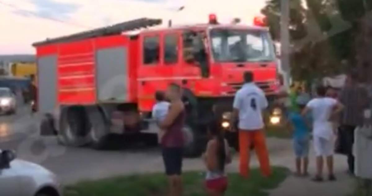 VIDEO / INCENDIU PUTERNIC! Pompierii acționează cu două autospeciale