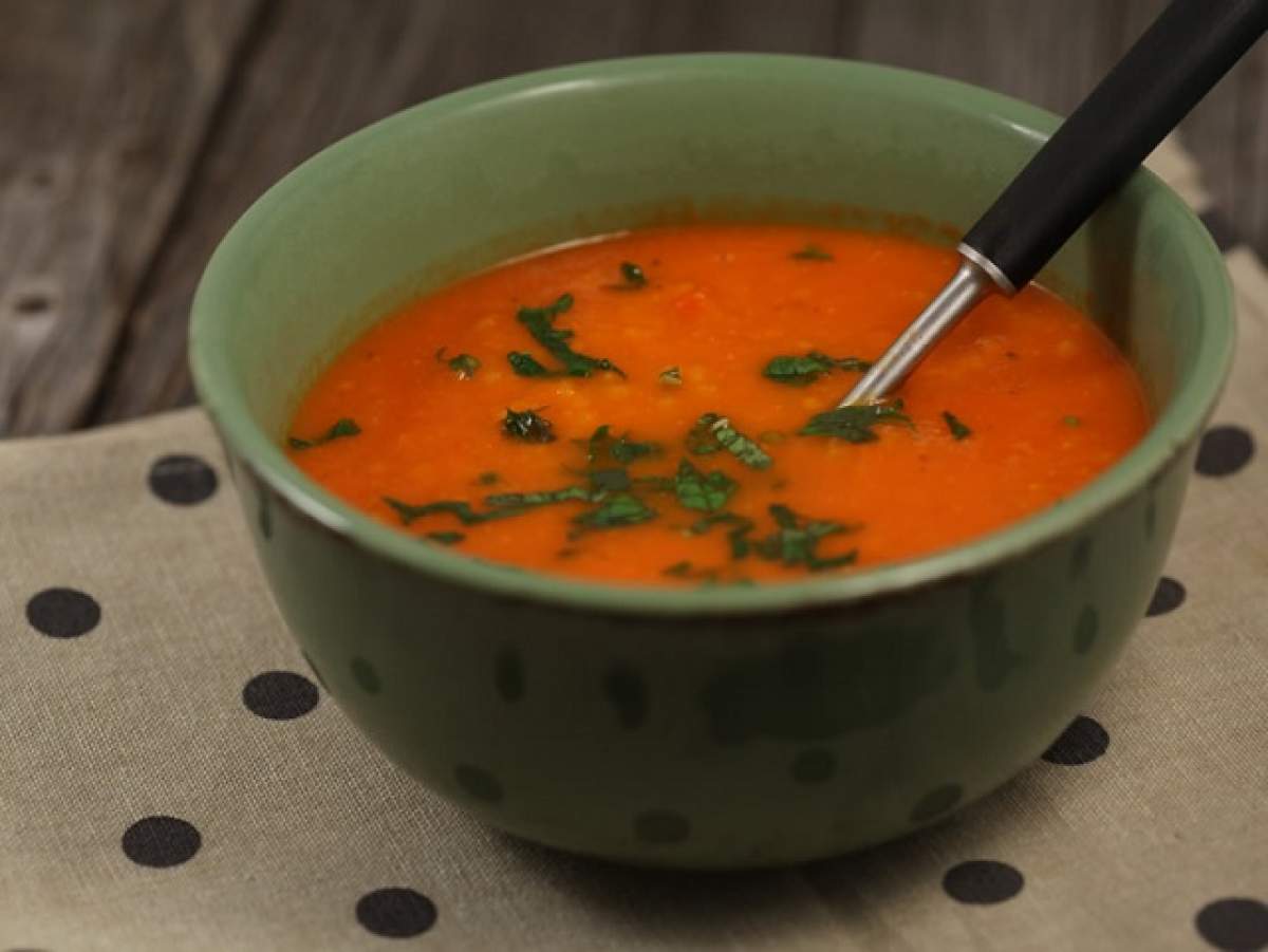 REȚETA ZILEI - DUMINICĂ: Supă de vară cu roșii și ardei copți, delicioasă pentru o duminică perfectă