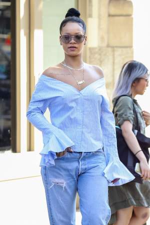 FOTO / A ieșit la plimbare AȘA și a atras ATENȚIA tuturor! Rihanna, APARIȚIE surprinzătoare