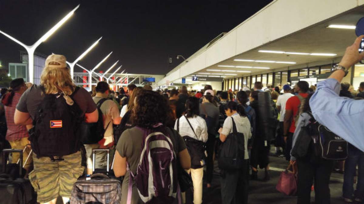 VIDEO / Panică pe aeroportul din Los Angeles. A fost evacuat