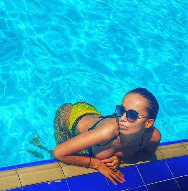 "Tunată" şi apetisantă, Andreea de la "Insula Iubirii" a creat isterie la piscină