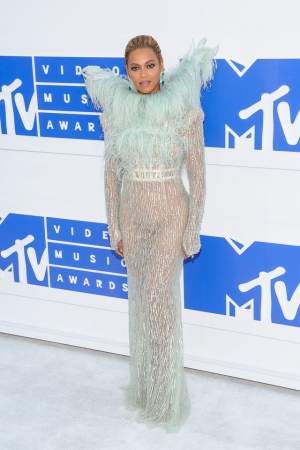 FOTO & VIDEO / Ce apariţie! Beyonce a venit fără chiloţi la MTV Video Music Awards 2016