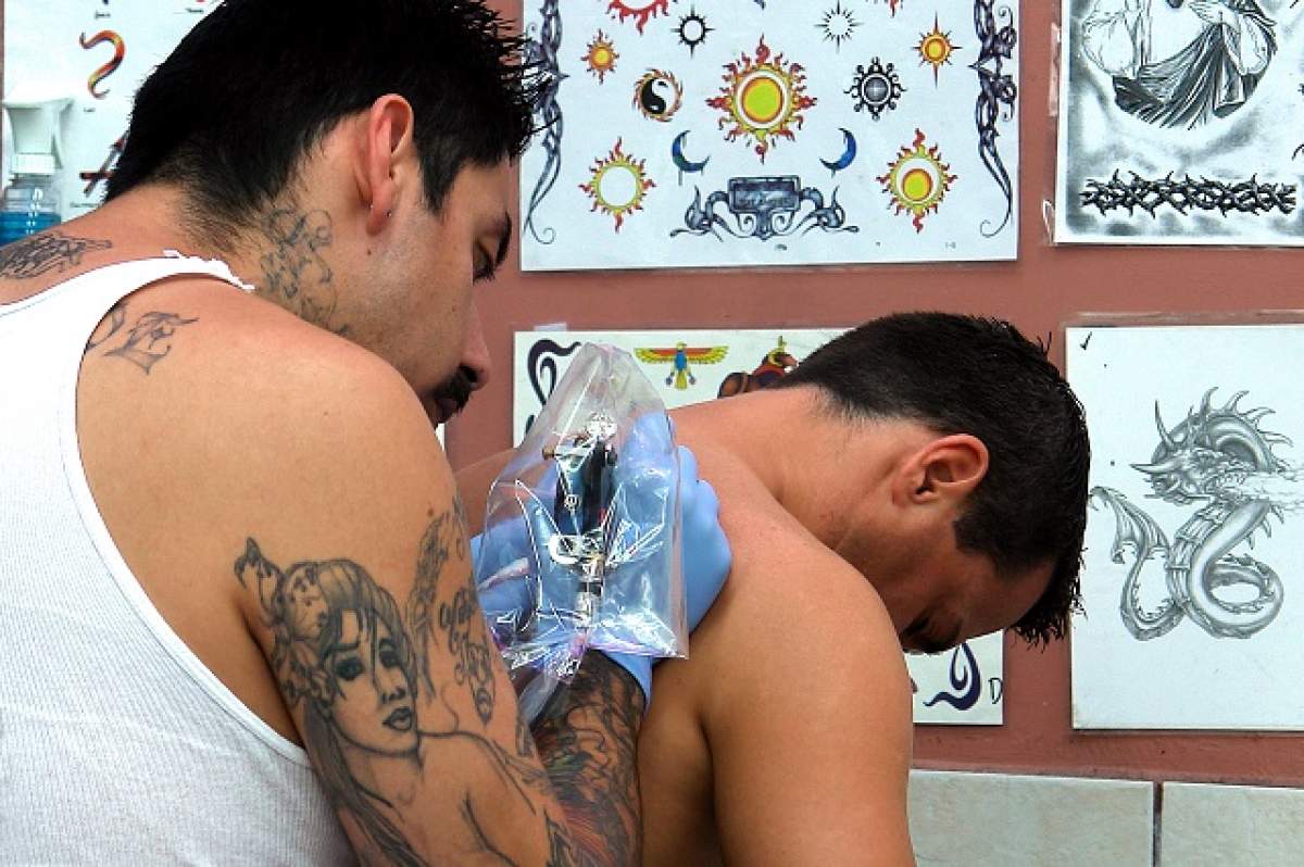 ÎNTREBAREA ZILEI: LUNI - Care culoare de tatuaj e cea mai nocivă pentru organism?