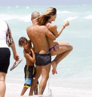 FOTO / Aida Yespica, atingeri fierbinți cu iubitul pe plajă sub ochii iubitului! Vedeta TV și-a etalat trupul într-un costum de baie minuscul