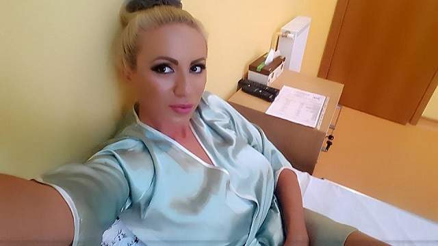 FOTO / Prima imagine cu Rocsana Marcu după operația pentru implant mamar