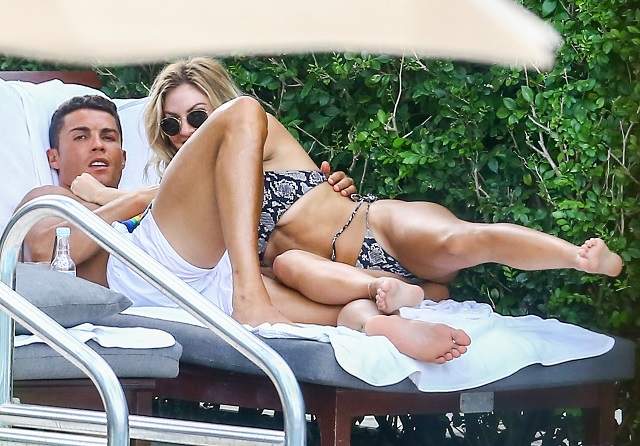 FOTO INCENDIAR / Cine îi mai opreşte? Cristiano Ronaldo şi noua sa iubită, scene fierbinţi în văzul lumii! Cassandre Davis e super-sexy!