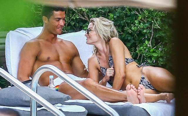 FOTO INCENDIAR / Cine îi mai opreşte? Cristiano Ronaldo şi noua sa iubită, scene fierbinţi în văzul lumii! Cassandre Davis e super-sexy!