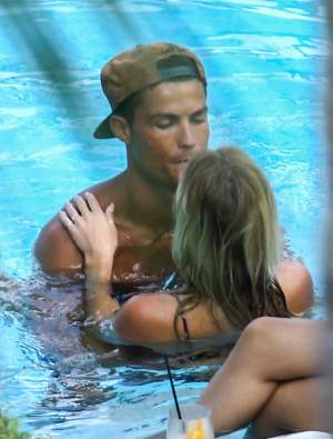 FOTO INCENDIAR / Cine îi mai opreşte? Cristiano Ronaldo şi noua sa iubită, scene fierbinţi în văzul lumii! Cassandre Davis e super-sexy!