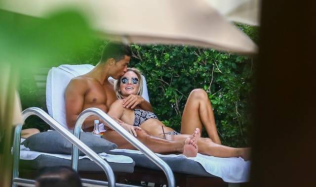 FOTO INCENDIAR / Cine îi mai opreşte? Cristiano Ronaldo şi noua sa iubită, scene fierbinţi în văzul lumii! Cassandre Davis e super-sexy!