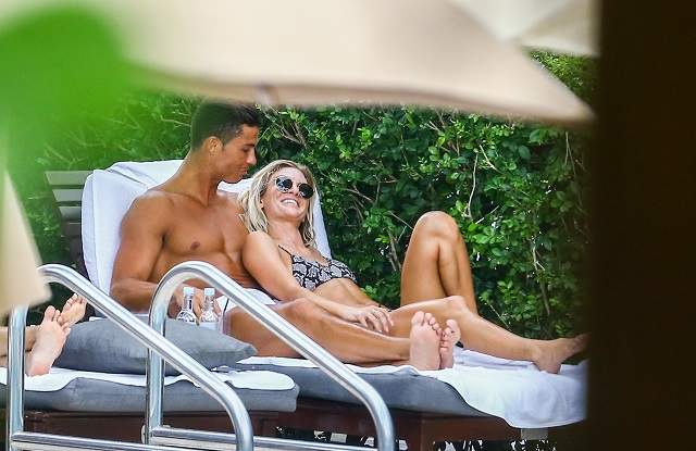 FOTO INCENDIAR / Cine îi mai opreşte? Cristiano Ronaldo şi noua sa iubită, scene fierbinţi în văzul lumii! Cassandre Davis e super-sexy!