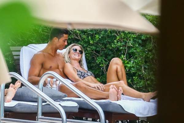 FOTO INCENDIAR / Cine îi mai opreşte? Cristiano Ronaldo şi noua sa iubită, scene fierbinţi în văzul lumii! Cassandre Davis e super-sexy!