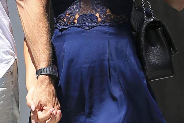 FOTO / Bombă! O nouă GRAVIDĂ în showbiz! Şi-a făcut APARIŢIA de mână cu iubitul CELEBRU