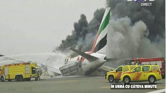ULTIMA ORĂ! Un avion a luat foc, iar sute de pasageri au fost evacuați de urgență