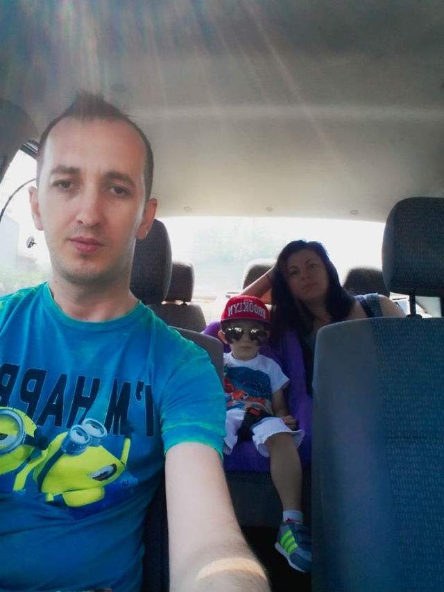 FOTO / Ea se bucură de viață, el doar trăiește. Cum se descurcă de pe o zi pe alta fratele Gabrielei Cristea în timp ce vedeta merge la restaurante de fițe sau vacanțe scumpe