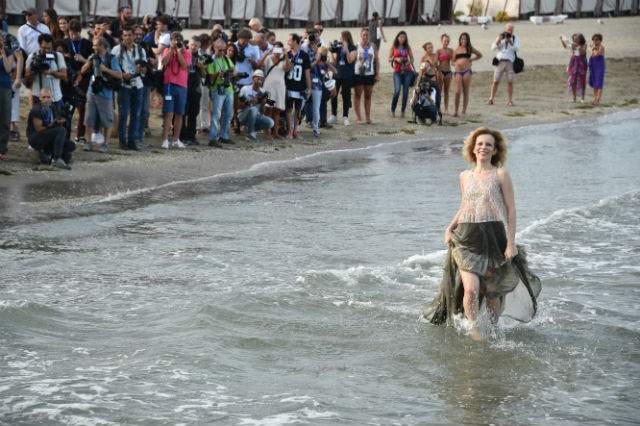 FOTO / Şi-a ridicat rochia şi a început să pozeze. O actriţă celebră a făcut show la un festival din Italia