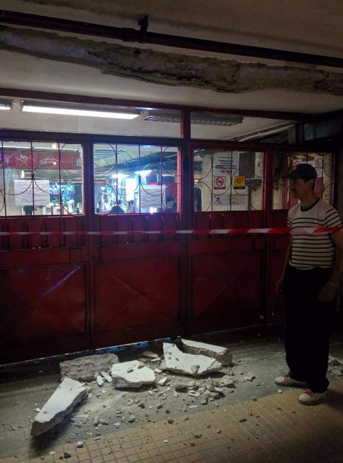 FOTO / Atenţie, cade tavanul! Sute de călători care circulă cu metroul, în pericol! O bucată de tencuială s-a prăbuşit la staţia Universitate