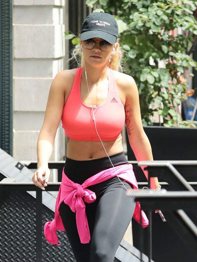 FOTO / Rita Ora e HOT îmbrăcată, dar când se dezbracă nu-ţi poţi lua ochii de la "COLĂCEII" săi! Treci mai des pe la sala de antrenament!