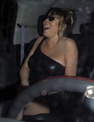 Dres plasă, SUTIEN DELOC și o rochie al naibii de strâmtă! Mariah Carey, apariţie ”MORTALĂ” la restaurant
