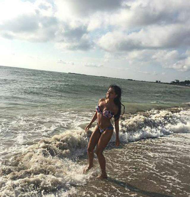 FOTO / A făcut un spectacol fierbinte în valurile înspumate ale mării! Elena, ex-Mandinga, sexy în costumul de baie din care sânii voiau "să evadeze"