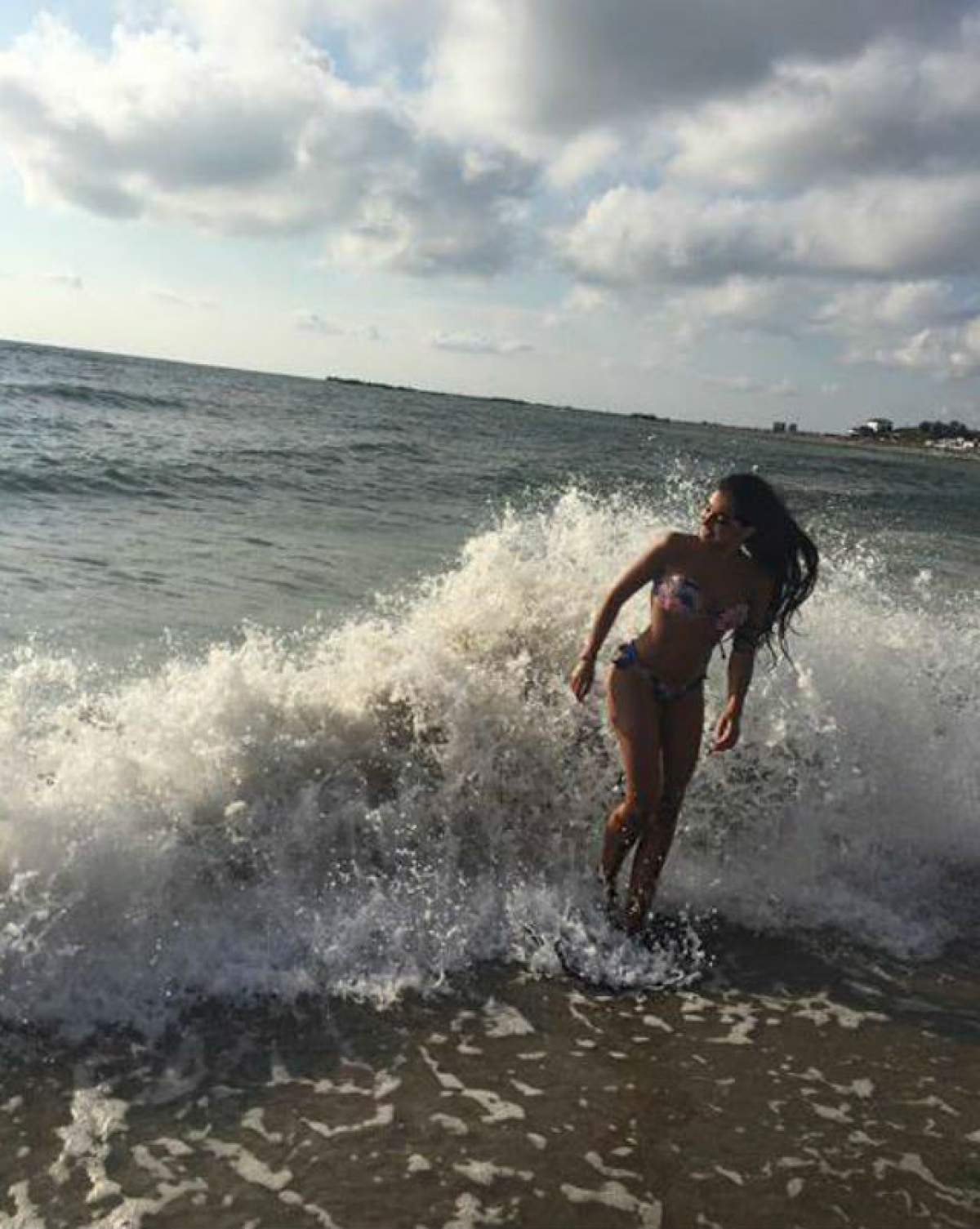 FOTO / A făcut un spectacol fierbinte în valurile înspumate ale mării! Elena, ex-Mandinga, sexy în costumul de baie din care sânii voiau "să evadeze"