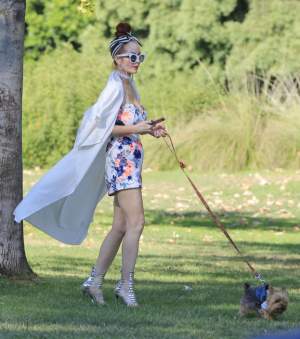 FOTO / Batman, tu eşti, mă?! Ce outfit a ales actriţa Phoebe Price când şi-a plimbat câinele!
