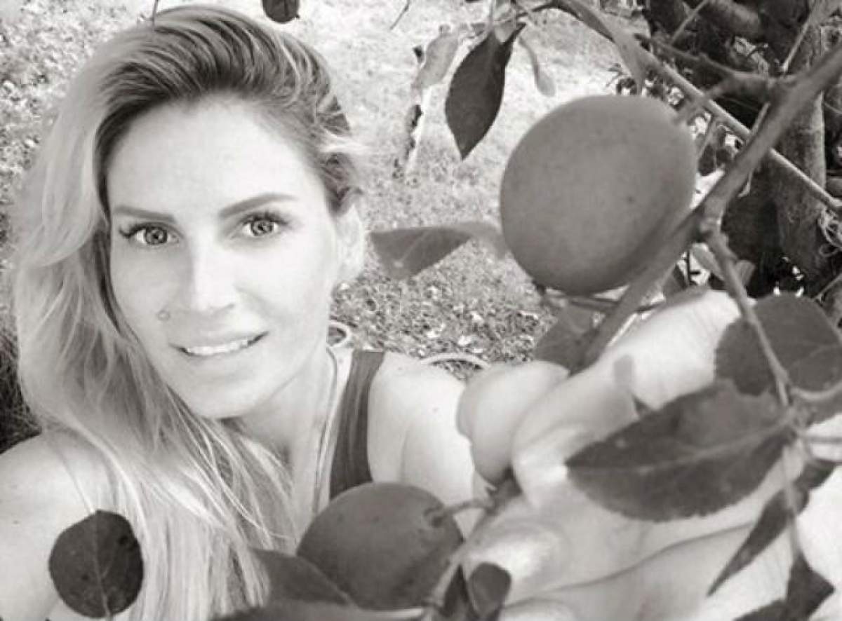 FOTO / Andreea Bănică le-a urat "Noapte bună" în bikini minusculi, cu burtica de gravidă la vedere. Ce se vede la picioarele ei a atras toată atenția