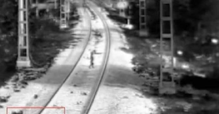 VIDEO / Salvat în ultima clipă din ghearele morții! Imagini dramatice cu un băiețel de trei ani pe șinele de tren