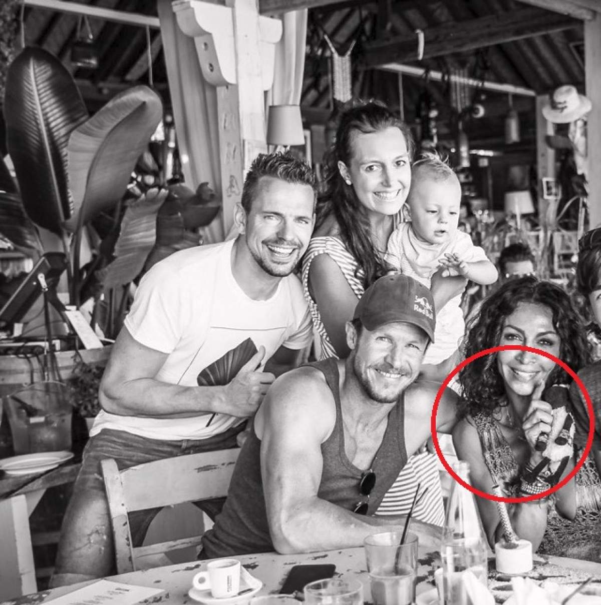 Mihaela Rădulescu s-a fotografiat de ziua ei şi mulţi au rămas surprinşi de ce ţinea în mână! Gest neaşteptat la 47 de ani